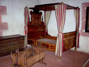 Haut-Koenigsbourg - bed and crib