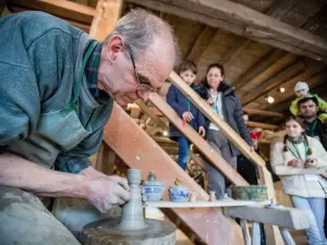 Demonstratie van het draaien van aardewerk