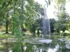Waterpartij van de romantisch park van het Grand Garden Castle