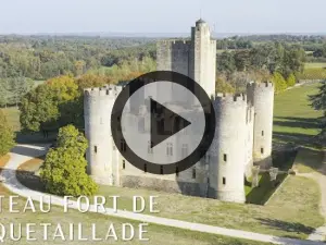 Vlucht over het versterkte kasteel van Roquetaillade
