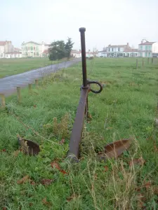 Después de haber atracado, se pasa un primer puente fortificado, camino que sube hacia el pueblo y el resto de la isla