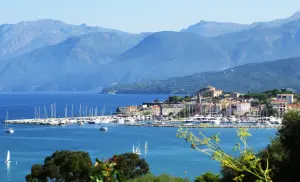 Am Fuße des Cap Corse Saint-Florent im Hintergrund die Gipfel von Kap