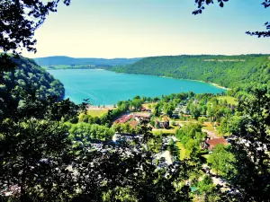 Le lac, vu du belvédère du lac ou du château (© J.E)