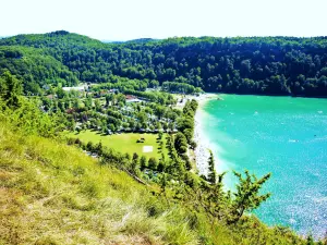 Vue de la plage et du hameau de Chalain (© J.E)