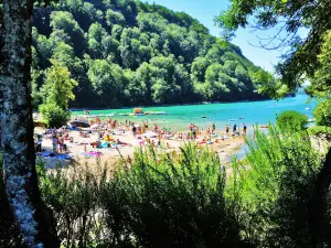 Plage de Chalain, en août (© J.E)