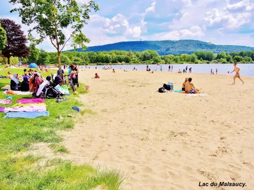 Le lac du Malsaucy - Plage du lac, début juin (© Jean Espirat)