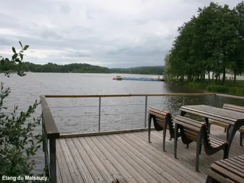 Le lac du Malsaucy - Accès gratuit à la terrasse sur le lac (© Jean Espirat)
