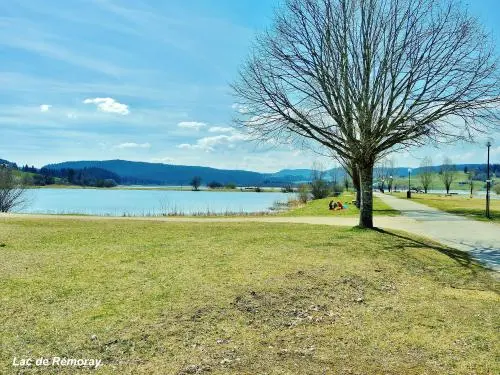 Le lac de Remoray - Le lac vu du parking de Labergement-Sainte-Marie (© J.E)