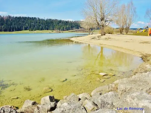 Le lac de Remoray - Plage du lac (© Jean Espirat)