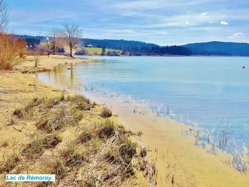 Le lac de Remoray - Plage du lac (© Jean Espirat)