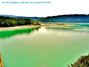 Côté aval du lac, vu du pont de la Pyle (© Jean Espirat)