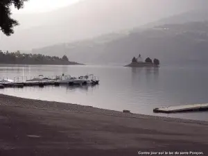 Contra la luz del lago y la capilla (© Jean Espirat)