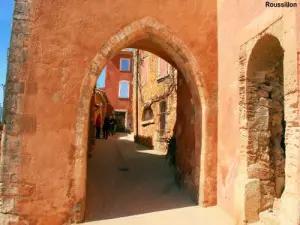 Roussillon - high Gate village ( © Jean Espirat )