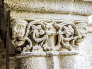 Scultura di una capitale del chiostro (© J.E)