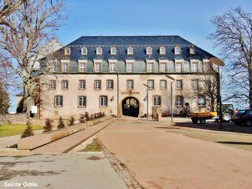 Le mont Sainte-Odile - Entrée du monastère (© Jean Espirat)