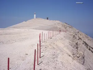 Top van Ventoux gezien vanaf de oostkam (© Jean Espirat)