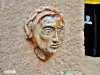 雕刻的脸，在Murbach市政厅的院子里（©J.E）