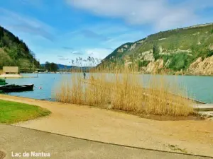 The lake seen from the East Promenade (© Jean Espirat)