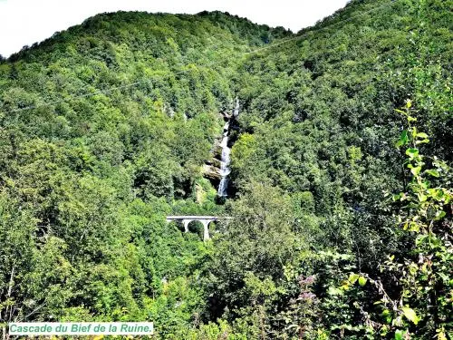 Le Parc Naturel Régional du Haut-Jura - Cascade du Bief de la Ruine - Foncine-le-Bas (© J.E)