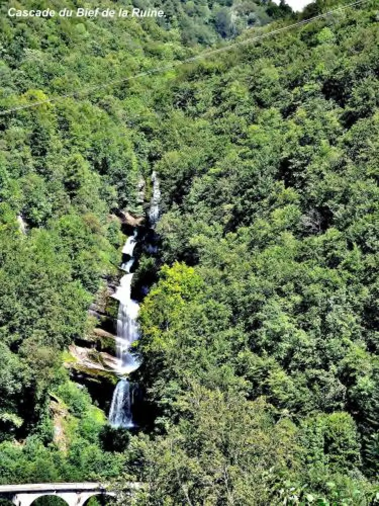 Le Parc Naturel Régional du Haut-Jura - Cascade du Bief de la Ruine (© Jean Espirat)