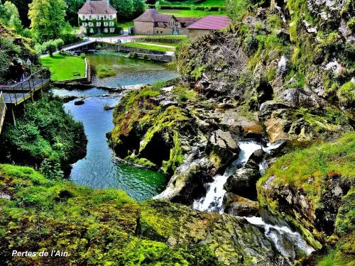 Le Parc Naturel Régional du Haut-Jura - Bassins et cascades terminales vues d'au dessus (© J.E)