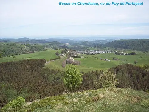 Besse-en-Chandesse vu du Puy de Pertuysat (© Jean Espirat)