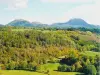 Le Parc Naturel Régional des Volcans d'Auvergne - Chaîne des puys vue de Saint Pierre-le-Chastel (© J.E)