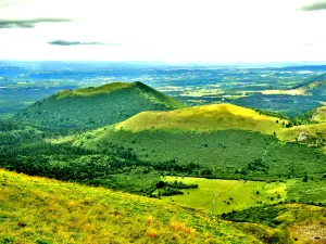 Der große Suchte und Como puy, von der Spitze des Puy-de-Dôme (© J. E) gesehen