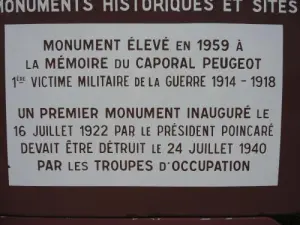 Explications sur le monument du caporal Peugeot (© J.E)