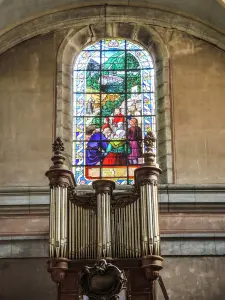 Die Orgel und ein Glasfenster, von der Kapelle Notre-Dame de Consolation (© J.E)