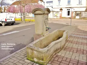 Lure - Fuente con lavabo de piedra arenisca monolítica (© Jean Espirat)