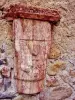 Pierre sculptée contre le mur Ouest de l'église de Névache (© Jean Espirat)