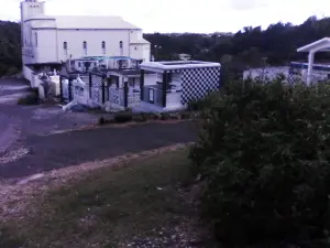 Die Kirche und der zweite Friedhof in Morne-à-l'Eau