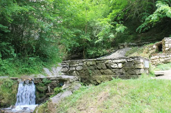 De helm van herher door de fontein van grimes - Wandeltochten & wandelingen in Asté