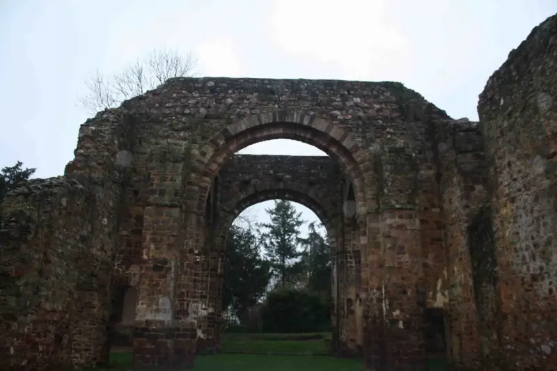 Saint-Sulpice-la-Forêt: Sul lato dell'abbazia - Escursioni e passeggiate a Saint-Sulpice-la-Forêt