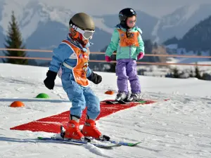 Cours de ski pour enfant de 3 ans à Abondance (© P.Brault)