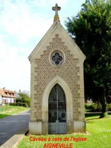Le caveau à côté de l'église