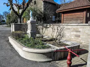 Old fountain-washhouse, church square (© JE))