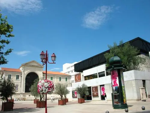 Teatro y Tribunal Le Cratère