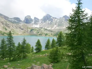 Le lac dans son écrin de montagnes (© J.E)