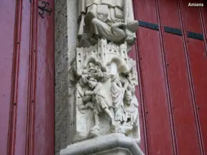 Details van de centrale colonnade tussen de portalen (© J. E).