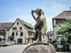 Andlau - Statue de l'ours à la grappe de raisins (© J.E)