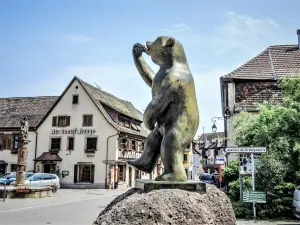 Estatua de un oso con un racimo de uvas (© J.E)