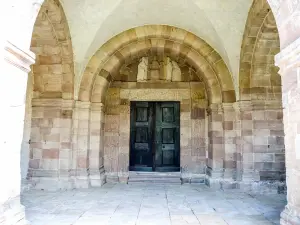 Portal der Kirche, umgeben von einem geschnitzten Fries (© J.E)