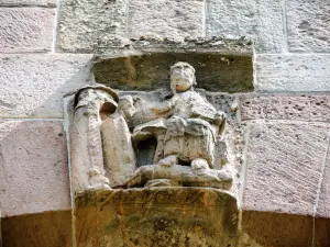 Zentrale Skulptur, über dem Portal der Kirche (© J.E)