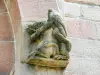 Andlau - Sculpture de droite, au-dessus du portail de l'église (© J.E)