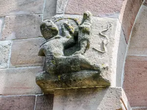 Skulptur links, über dem Kirchenportal (© J.E)