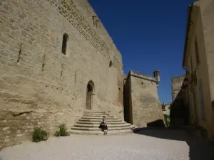 Igreja da décima segunda e parte da Ansouis castelo