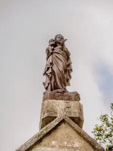 Vierge à l'Enfant, au-dessus de la chapelle Notre-Dame des Champs - Glainans (© J.E)