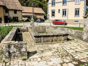 Fontaine-lavoir-abreuvoir de la mairie - Tournedoz (© J.E)